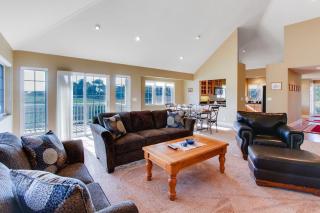 Charming home with tranquil & private deck - one block to beach - 7
