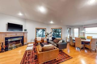 Dog-friendly home with ocean views high-speed WiFi and wood-burning fireplace - 9