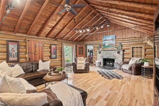 Private Cabin Retreat- Hot Tub Pool Game Room - 3