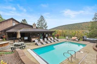 Private Cabin Retreat- Hot Tub Pool Game Room - 6
