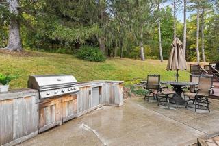 Private Cabin Retreat- Hot Tub Pool Game Room - 5