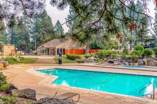 Cozy mountain studio near skiing & town with fast WiFi shared pools & patio - 8