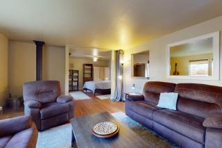 Pleasant PNW retreat with enclosed yard grill & W&D - dogs ok near skiing - 6