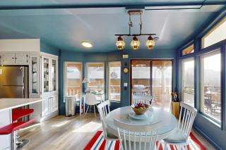 Coastal retreat with ocean views patio WiFi streaming - 3