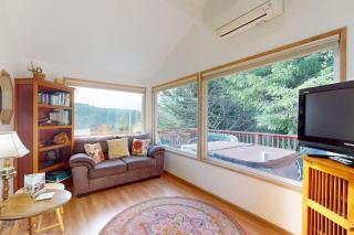 Peaceful dog-friendly cabin on the coast with great deck views - 9