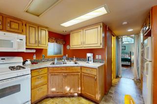 Peaceful dog-friendly cabin on the coast with great deck views - 2