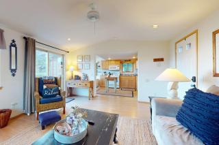 Coastal retreat steps from the beach with a nautical theme - 4