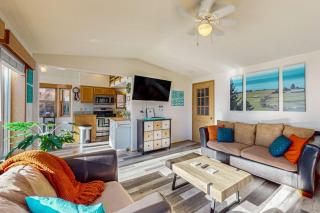Gorgeous dog-friendly coastal escape with private hot tub patio & amazing views - 9