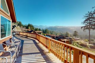 Gorgeous dog-friendly coastal escape with patio & amazing views! - 0