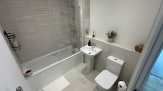 Modern 2 Bed, Ideal for Work Stays, minutes from Heathrow & Free Parking - 5