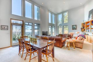 Mid-century home with floor-to-ceiling windows & great views - 3