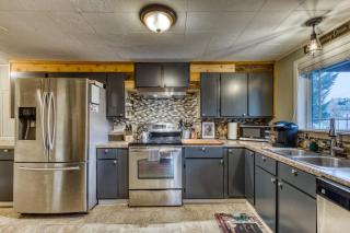 Remodeled dog-friendly Willamette Valley home with large fenced yard - 3