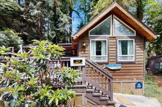 Charming cottage near Whaleshead Beach 4-person private hot tub deck & grill - 0