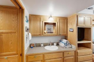 Charming cottage near Whaleshead Beach 4-person private hot tub deck & grill - 3