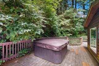 Charming cottage near Whaleshead Beach 4-person private hot tub deck & grill - 7