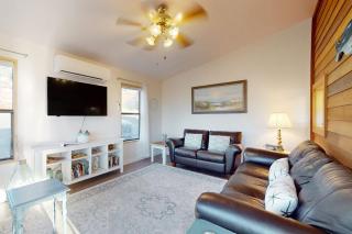 Ocean view retreat with nautical interior pinball machine grill games & AC - Brookings - 0