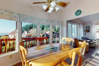 Ocean view retreat with nautical interior pinball machine grill games & AC - Brookings - 6