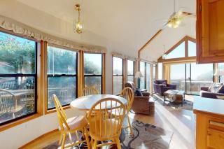 Tranquil dog-friendly coastal escape with private hot tub patio & nature views - 7