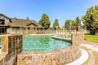 Two-Story Townhouse withFree WiFi Fireplace AC Patio & Shared Hot Tub Pools - 9