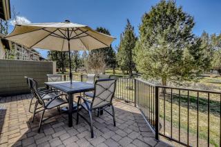 Two-Story Townhouse withFree WiFi Fireplace AC Patio & Shared Hot Tub Pools - 0