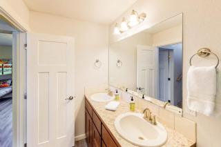 Coastal cottage with stunning ocean views & private gas grill - dogs welcome - 2