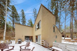 Dog-friendly house with pool hot tub fitness room fireplace grill & deck - 8