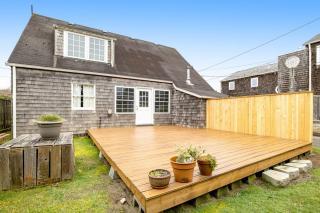 Charming dog-friendly cottage with sauna easy beach access deck & yard - 5