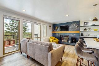 Beautiful condo at Seventh Mountain with shared hot tub & pool fireplace patio - 0