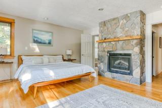 Expansive golf-view getaway with private hot tub pool fast WiFi & game room - 9