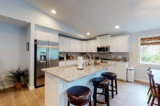 Brand-new home with hot tub deck fast WiFi central AC & great location - 2