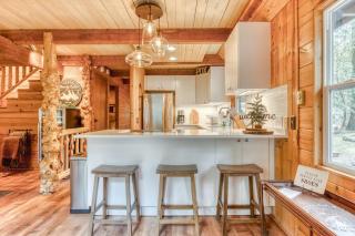 2-story mountain cabin with loft and fireplace deck streaming washer&dryer - 7