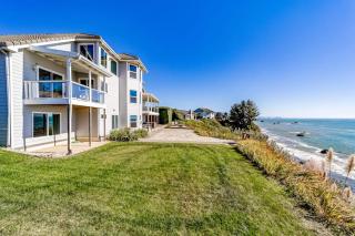 Gorgeous oceanfront estate with amazing views & hot tub - steps to quiet beach - 0