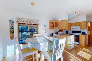 Cozy abode steps from the beach with a private hot tub and nautical theme - 1