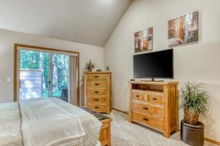 Classic riverfront home with great views game room hot tub & modern cabin feel - Welches - 5