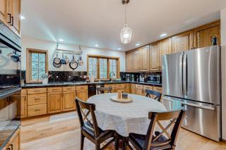 Dog-friendly hilltop estate with fireplace & incredible Columbia River view - 7