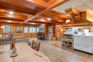 Charming Home with Free WiFi washer&dryer Wood Fireplace and Furnished Deck - 4