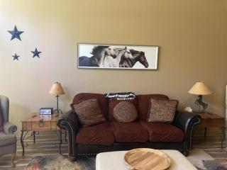 Inviting townhouse with fast WiFi patio & access to pools golf tennis & gym - 8