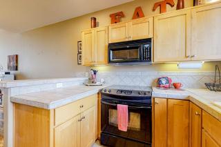 Inviting townhouse with fast WiFi patio & access to pools golf tennis & gym - 1