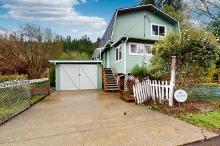 Charming home on the Siuslaw River with a fire pit WiFi & W&D - 0
