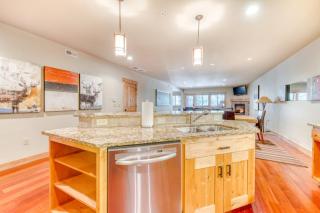 Luxurious Collins Lake condo withupdated amenities shared pool & easy ski access - 1