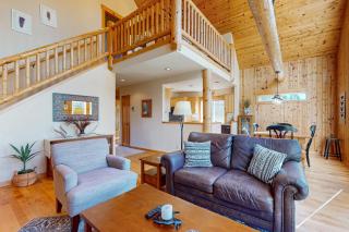 Lovely home with resort amenities private hot tub & golf course view - Redmond - 3