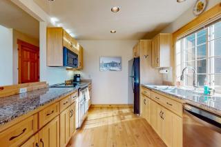 Lovely home with resort amenities private hot tub & golf course view - Redmond - 2