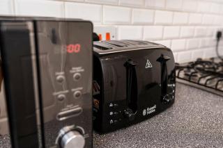 Hills Close - 3 Bed House - FREE Parking - 1