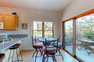 Stylish condo with balcony private washer&dryer & full kitchen - close to river - 6
