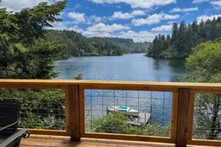 Lakefront home with loft two decks with amazing views kayaks & dock access - 0