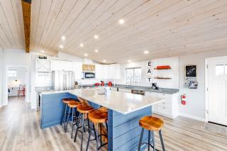 Dreamy Coastal Gem Near the Beach with Ocean View Game Room & a Private Hot Tub - 8