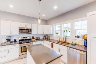 Coastal gem near the beach with spacious layout - walk to dining & shops - 1