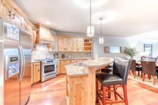 Luxury mountain home withshared pool & hot tub patio balcony views & free WiFi - 8