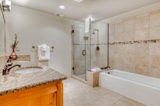 Terrific Mt Hood condo with gas fireplace balcony view & shared pool & hot tub - Government Camp - 1