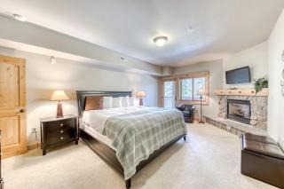 Terrific Mt Hood condo with gas fireplace balcony view & shared pool & hot tub - Government Camp - 2